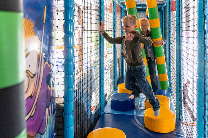 Avete già provato le nuove attrazioni della scorsa stagione? Dall'anno scorso Schongiland ha solo un parco giochi al coperto e un cantiere per bambini! Se fuori piove, potete comunque divertirvi nel parco giochi al coperto. E nel cantiere si può scavare e costruire a piacimento con scavatrici e simili.