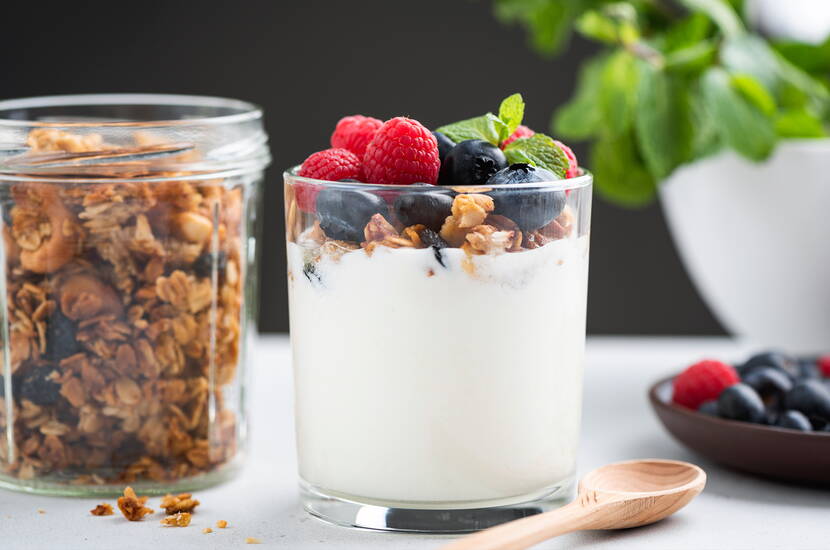 Naturjoghurt oder Quark, 3 EL Haferflocken oder Amaranth, eine Handvoll Mandeln oder Baumnüsse, frische Beeren oder einige Äpfel- oder Birnenschnitze.