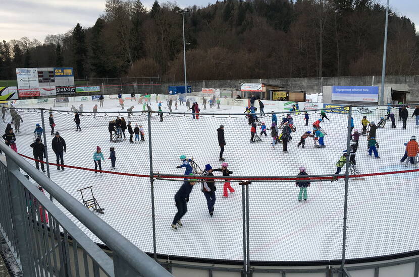 Ausflugstipp Kunsteisbahn Schwarzwasser in Mittelhäusern. Die Anlage ist sehr familienfreundlich. Günstige Schlittschuhmieten und gratis Rutscher aus ausgedienten Eishockeystöcken gibt es für die noch nicht so geübten Fahrer. Zudem können auch Eishockeystöcke, Puck und Hockeyhelm ausgeliehen werden.