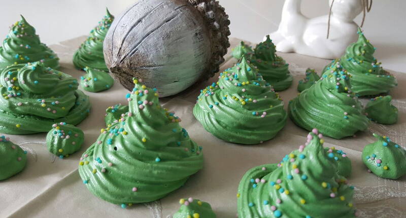 Die luftig lockeren Meringues-Bäumchen versüssen jedes Dessert. Ideal auch als Tischdekoration zur Weihnachtszeit.