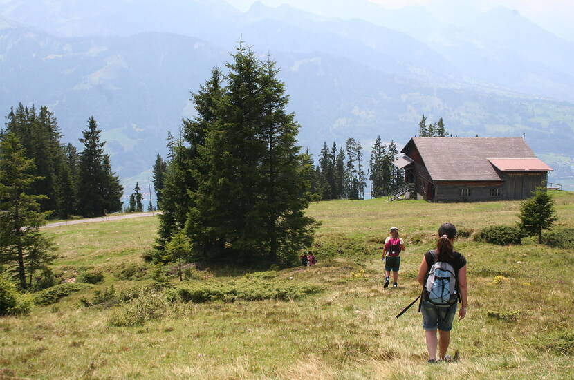 Erlebnisbericht Alpen OL Niederhorn. Wir starteten wieder einmal zum Alpen OL auf dem Niederhorn. Die „Reise“ auf den Gipfel war für unsere Kinder aufregend. Zuerst ging es von der Beatenbucht mit der Standseilbahn bis Beatenberg. Danach stiegen wir in die Gondel, die uns bis oben aufs Niederhorn brachte.