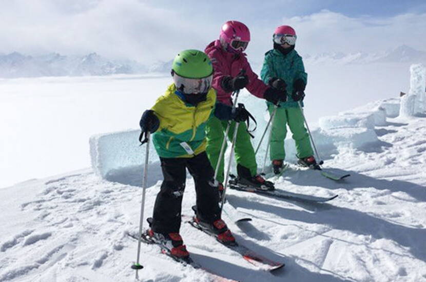 Familienfreundliches Skifahren auf dem Niederhorn. Unsere beiden Skiausflüge aufs Niederhorn waren einzigartig, wunderschön und extrem familienfreundlich. Zudem ist das Niederhorn ein richtiger Geheimtipp. Die breiten Pisten waren für die Kinder ideal und die verschiedenen Abfahrten brachten Abwechslung.