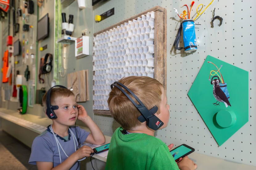 Für Kinder im Vorlesealter gibt es eigene Stationen in der Ausstellung, die zum Spielen einladen. Junge Besucher von 5 bis 12 Jahren können in das Hörspiel von Furbina und Ratsch eintauchen.