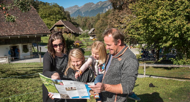 30 % de réduction sur les prix d'entrée au Ballenberg. Télécharge ton bon de réduction personnel, parcours dans le musée en plein air les champs de céréales ancestrales, les étables, les pâturages avec le bétail qui bêle et découvre plus de 100 maisons originales datant de six siècles. 