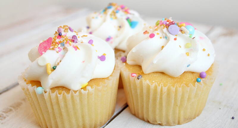 Ein herrlich luftig leichter Zitronen-Muffin, gekrönt von einem cremigen Frischkäse Frosting.