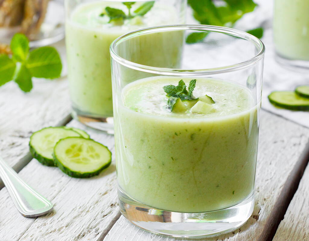 Kalte, vitaminreiche Suppen sind eine wunderbare Zwischenmahlzeit an heissen Tagen und helfen, den Flüssigkeitshaushalt auszugleichen. Ob Joghurtsuppe, Wassermelonen-Tomaten-Suppe, kalte Erbsen-Basilikum-Suppe und vieles mehr. 