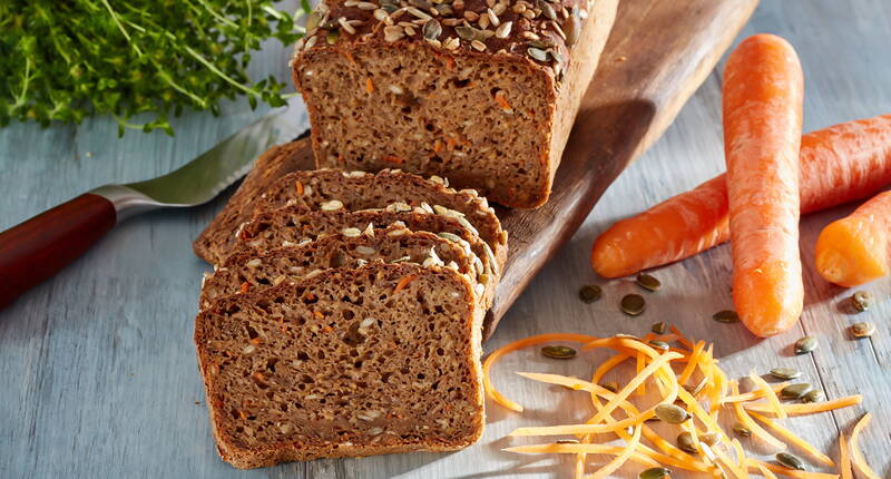 Für unser vollwertiges und gesundes Dinkelbrot musst du keine Gehzeit mit einrechnen. Du kannst dieses gleich nach der Teigherstellung in eine Kastenform legen und backen. Die Rüebli können beispielsweise durch Tomaten, Zucchini oder Kürbis ersetzt werden.