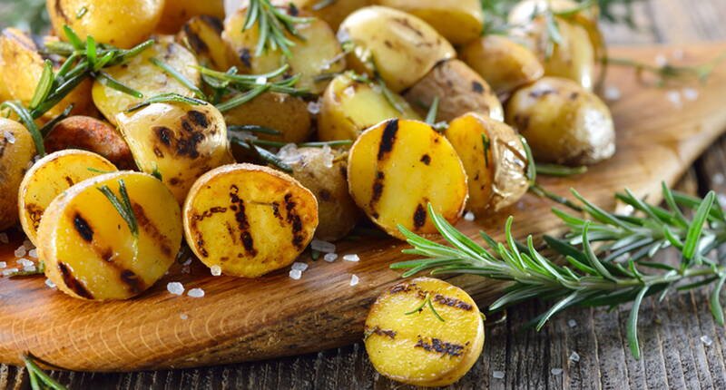 Kartoffeln sind die ideale Beilage für jedes Barbecue. Ob Folienkartoffeln (Baked Potatoes), gebackene Kartoffelspalten oder ein leckerer Kartoffelsalat. Perfekt zur gemütlichen Grillparty passen auch unsere grillierten Rosmarin-Kartoffeln.