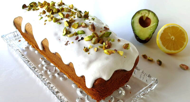 Unser luftig leichter Avocado-Cake kommt auch bei Allergikern gut an, da dieser mit Margarine & Dinkelmehl gebacken wird. Wer dem Kuchen einen intensiveren Grünton verleihen möchte, kann mit grüner Lebensmittelfarbe nachhelfen.