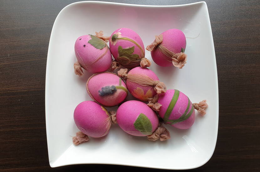 Des motifs de fleurs et de feuilles blanches en filigrane ornent les œufs de Pâques colorés qui décorent la table du brunch de Pâques dans des tons lumineux de lilas, de rose et de fuchsia. Selon la nature des coquilles d'œufs, on obtient des couleurs discrètes ou éclatantes qui créent un effet «wow».