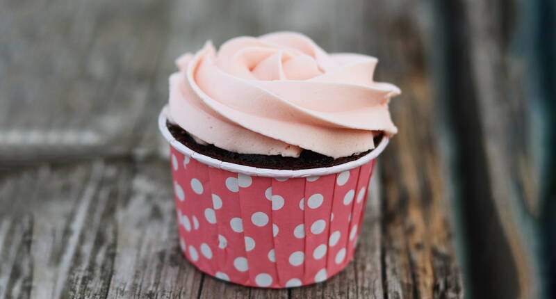 Ein verführerisch leckerer Cupcake mit einem luftig leichten Schokoladenbiskuit, gefüllt mit süssen Himbeeren und einem sahnig leichten Frischkäse Frosting.