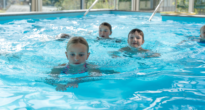 Bis CHF 100.– Rabatt auf den nächsten Let's Swim Kurs. Lade dir jetzt deinen persönlichen Gutschein herunter und profitieren von bis zu CHF 100.– Rabatt. Let’s Swim ist das Schwimmkurs-Angebot für Kinder von 4 bis 8 Jahren in dem sie ohne Leistungsdruck verschiedene Schwimmtechniken erlernen.