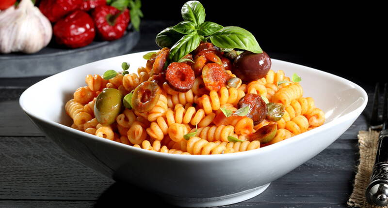 In nur 30 Minuten ist die rassig scharfe Oliven-Tomatensauce sowie die Fusilli gekocht und können bereits genossen werden.