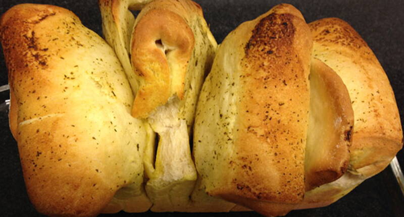 Das ideale Mitbringsel für die nächste Einladung. Auch als Partybrot oder als Snack für den TV-Abend ist das Faltbrot mit Kräuterbutter der Hit.