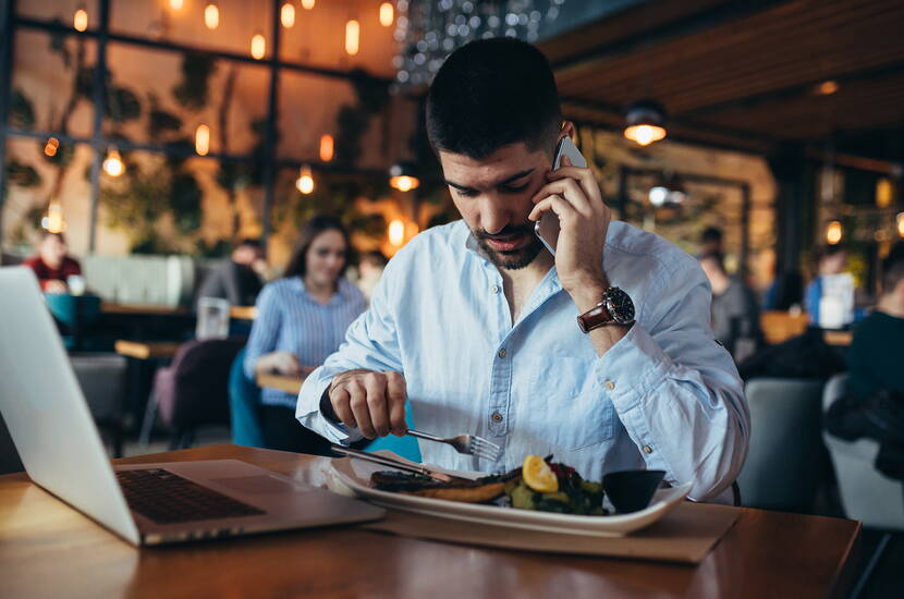 8 Tipps gegen Überessen und Völlegefühl – Wer kennt es nicht – meist nach einem Festtagsessen – das unangenehme oder sogar schmerzhafte Gefühl, nachdem wir uns überessen haben? Wie sie diesen Umstand in Zukunft vermeiden & was es mit dem Begriff "Binge-Eating" auf sich hat, können sie hier nachlesen