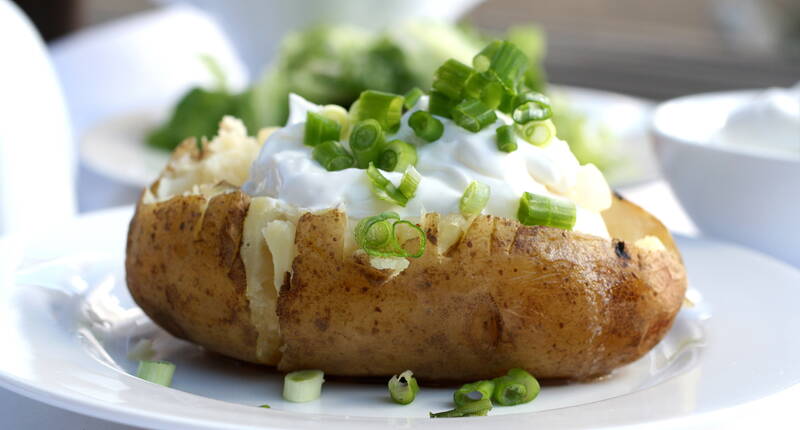 Die Baked Potatoes gehören zu jedem Bräteln dazu. Sei dies in der Glut des Lagerfeuer im Wald oder am Bachufer oder zu Hause im heimischen Holzkohlegrill.