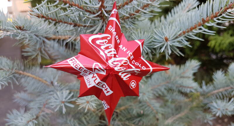 Heute zeigen wir dir, wie du aus einer leeren Coca Cola Dose (auch jede andere handelsübliche Alugetränkedose ist dafür geeignet), einen wunderschönen, langlebigen und auch für den Aussenbereich geeigneten Weihnachtsstern für deinen Tannenbaum basteln kannst. 