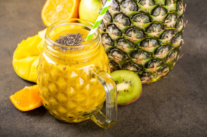 Hai pensato a portare acqua a sufficienza, ma hai dubitato se preparare il cibo. Molti alimenti non sono adatti per essere trasportati senza essere raffreddati, oppure sono semplicemente troppo ricchi e pesanti per le calde giornate estive. Gli smoothie estivi e le bevande a base di frutta e/o verdura sono ideali per le gite.