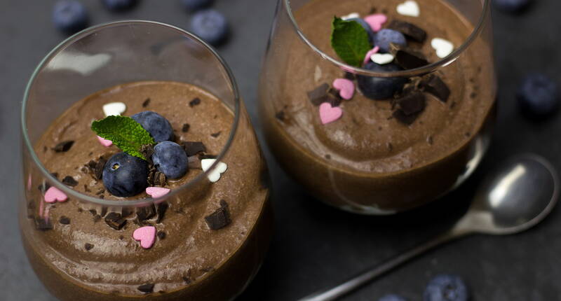 Das beliebteste vegane Dessert in unserer Runde. Lass dich von unserer Schokoladenmousse mit Blaubeeren überzeugen.