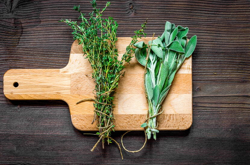 Stacca dai rametti le foglioline di timo e tritura le foglie di salvia. Metti il timo, la salvia e i chiodi di garofano in un tegame con l’acqua. 