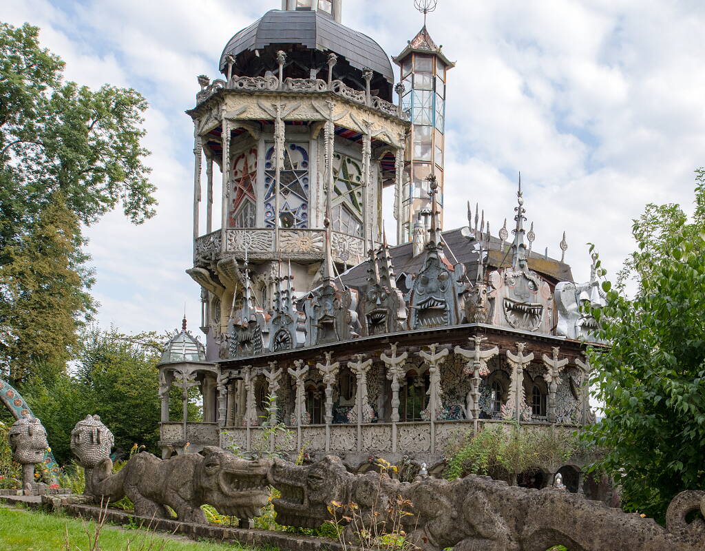 Nel parco si trovano innumerevoli sculture e creature mitiche, ognuna con una storia da raccontare. La visita alla casa dell'artista e alla torre completa un'esperienza che invita alla meraviglia e alla fuga dalla vita quotidiana. Scoprite la sconfinata immaginazione di Bruno Weber e lasciatevi trasportare nel suo mondo fantastico.