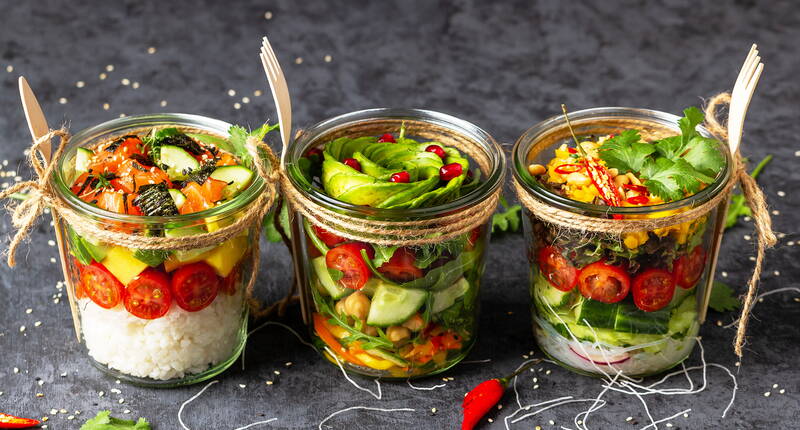 I barattoli di insalata, riempiti con ingredienti freschi, si preparano in fretta e possono rimanere in frigorifero senza problemi per diversi giorni fino al momento del consumo. È la soluzione perfetta per un pranzo leggero e gustoso da consumare nelle calde giornate estive.