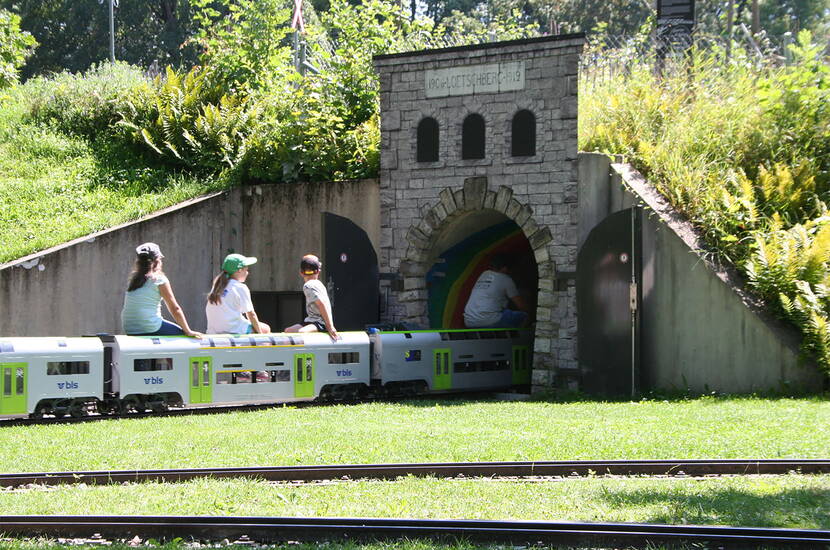 Erlebnisbericht Familienausflug Gurten. Der Ausflug auf den Berner Hausberg bereitet gross und klein viel Freude. Rauf gehts mit der Gurtenbahn. Kinder lieben die 300 Meter lange Kugelbahn, die Rodelbahn (ab 8 Jahren), das Baden im Gurtenseeli und die Fahrt mit der Kleineisenbahn gehören einfach dazu.