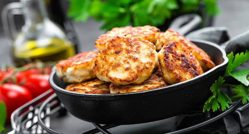 Die selbstgemachten Pouletburger sind nicht vergleichbar mit den gekauften Produkten. Durch die pikante Würzung und die liebevolle Zubereitung entsteht ein Feuerwerk für die Geschmacksknospen.