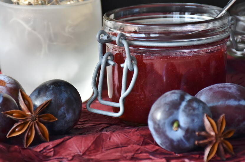 Das Zwetschgenwasser kann auch durch eine Messerspitze Nelkenpulver ersetzt werden. Die Konfitüre eignet sich dann super für das Backen während der Adventszeit.