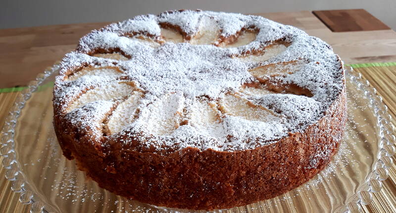 Der Klassiker aus Butter, Eiern, Zucker, Zitronenabrieb, Vollkornhaferflocken, Weissmehl, Backpulver, Äpfeln & Zimt. Im Handumdrehen entsteht ein fantastischer Kuchen, der allen schmeckt. Vor dem Backen mit Apfelspalten belegen & vor dem Servieren mit Puderzucker bestreuen.