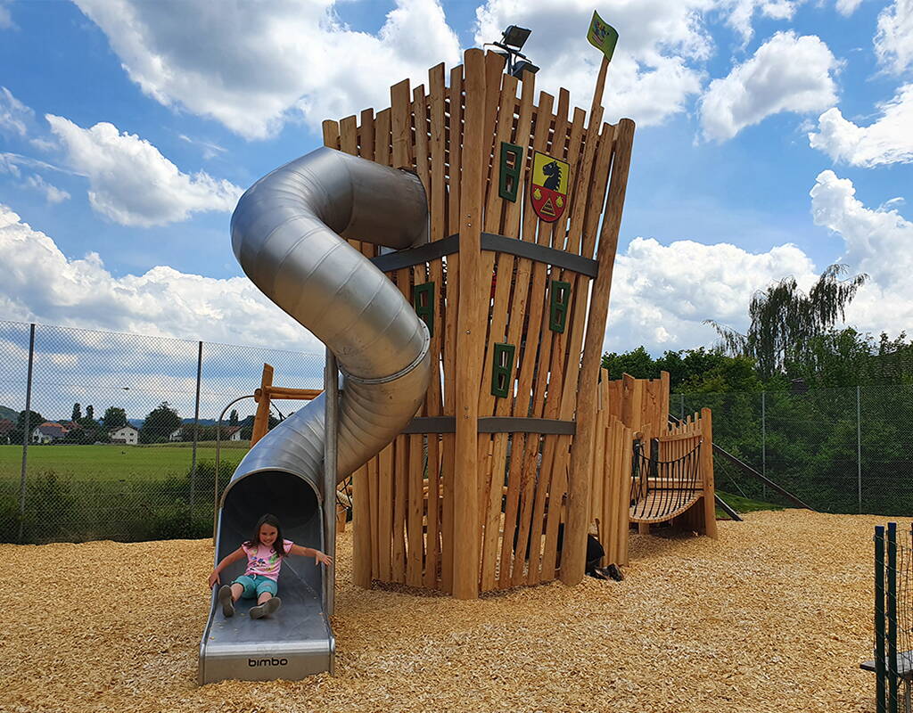 BEO Funpark = l'aire de jeux indoor et outdoor avec des plaisirs illimités. Visite le BEO Funpark avec tes enfants et vis une excursion pleine de joie, de plaisir et d'aventure. Télécharge au préalable notre bon de réduction et passe une journée d'excursion inoubliable.