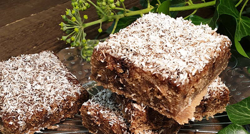 Heute zeigen wir dir, wie du delikate und saftige Schokowürfel herstellen kannst, die erst noch lakotosefrei sind. Die Kokoswürfel sind zudem für all jene geeignet, die unter einer Glutenunverträglichkeit leiden, jedoch Dinkelmehl vertragen.