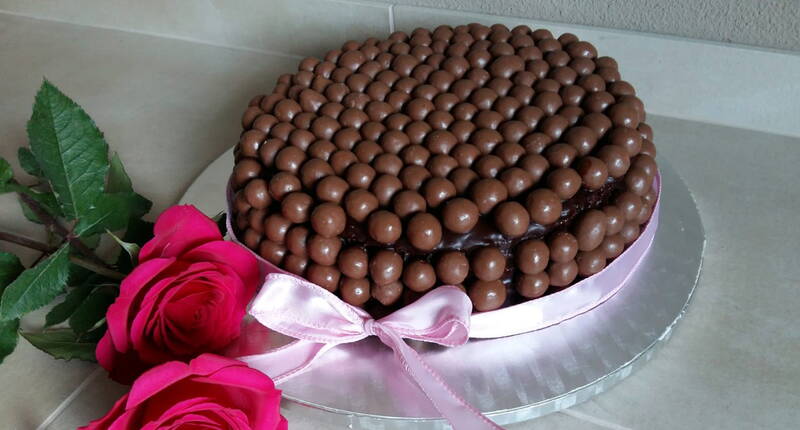 Mit einem gekauften Biskuitboden geht die Herstellung des wunderschönen und äusserst leckeren Maltesers®-Kuchen ganz fix. Das Clementinengelee harmoniert perfekt mit dem Schokoladenguss und die Butterkekse geben der Torte, zusammen mit den Maltesers®, leichte Bissfestigkeit.