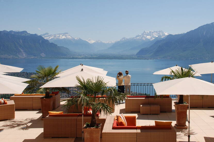 L'ambiance méditerranéenne ne se trouve pas seulement dans le canton ensoleillé, mais aussi en Suisse romande. La région invite à de longues promenades sur la Riviera vaudoise ou à travers les vignobles en terrasses de Lavaux, classés à l'UNESCO. Des vues spectaculaires y sont garanties. Ou que diriez-vous d'une excursion à Evian-les-Bains, du côté français du lac?