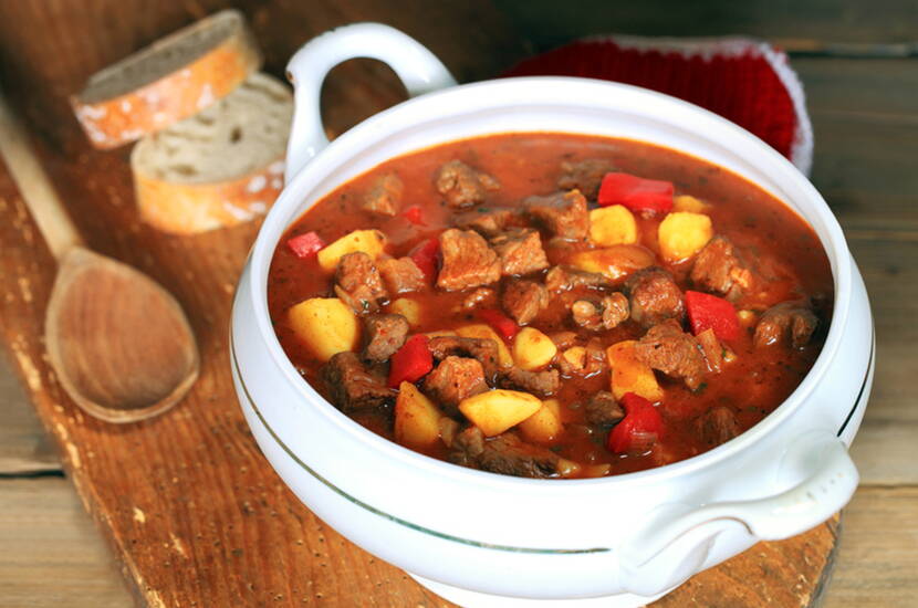 Die wohl bekannteste ungarische Speise wird wohl die Gulaschsuppe sein. Eine zentrale Rolle für die Zubereitung in der ungarischen Küche hat Paprika und Sauerrahm. 