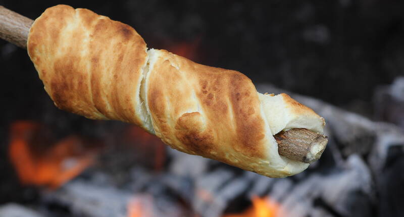 Ein schmackhaftes Schlangenbrot im Wald über dem Lagerfeuer oder zu Hause über den Holzkohlegrill zubereiten gelingt perfekt mit unserem Teigrezept.