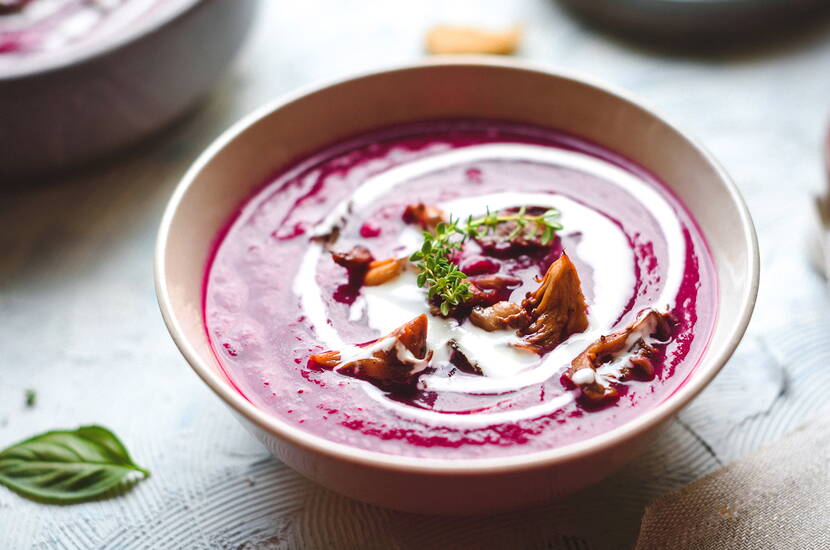 Questa zuppa di barbabietole con finferli e timo non è solo gustosa, ma anche colorata e ideale per le giornate autunnali o invernali.