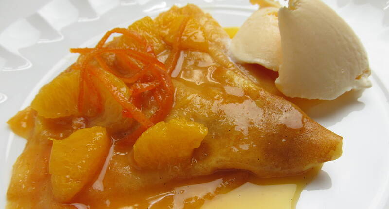 Werde zum Spitzenkoch und verwöhne deine Familie oder Gäste eine exquisite Crêpes Suzette. Ein Dessert, dass es im wahrsten Sinne des Wortes in sich hat.