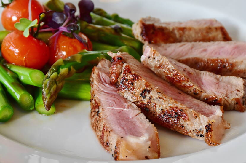 Mageres Fleisch mit Gemüse kombiniert, ergibt eine gesunde und vollwertige Mahlzeit. 