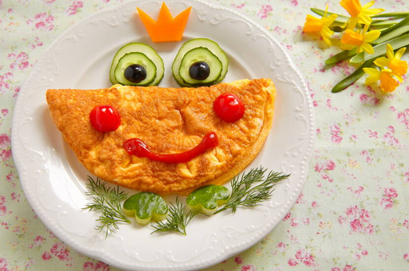 Rezept Omelette "Frosch" – Oftmals ist es nicht so ganz einfach, die Kleinen Esser am Tisch zufriedenzustellen. Kinderessen unterscheidet sich meist grundlegend von "normalem" Essen, da beim Nachwuchs auf das Anrichten und Präsentieren der Kindermenus viel Wert gelegt werden muss. Weiter zum Rezept.