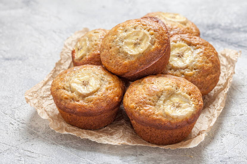 Rezept gesunde Bananan-Muffins – Unsere Muffins werden mit Dinkel- oder Vollkornmehl, Haferflocken, Backpulver, reifen Bananen, Erythrit (ersatzweise Honig oder Agavendicksaft sowie Raps- oder Sonnenblumenöl zubereitet. Sie sind weniger süss als Kaufprodukte, schnell hergestellt, lecker und gesund.