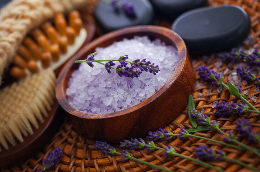 Sali da bagno fatti in casa – lusso puro per pochi soldi promettono sali da bagno fatti in casa. La produzione è molto semplice. Che si tratti di rosa e cannella, lilla, lavanda, lavanda, rosa o timo e rosmarino – con la nostra ricetta di base è possibile preparare rapidamente i sali da bagno in quasi tutte le fragranze desiderate.