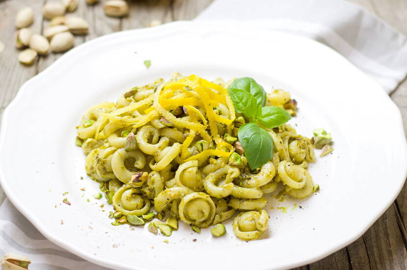 Die Beigabe von wenig Zitronenverbene verleiht dem Pesto eine fruchtigfrische, zitronige Note.