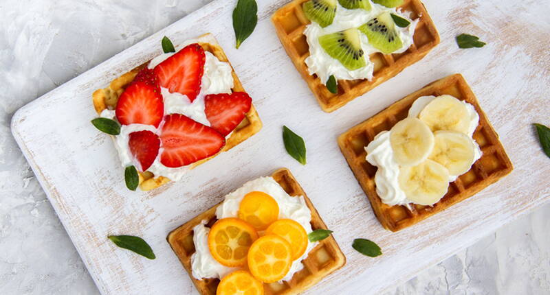 Waffeln schmecken frisch am besten. Wenn nicht alle Waffeln auf einmal aufgegessen werden, die überschüssigen Waffeln einzeln verpackt einfrieren. Die gefrorenen Waffeln bei Bedarf aus dem Gefrierfach holen, auftauen und kurz im Toaster, der Bratpfanne oder im Backofen aufbacken.