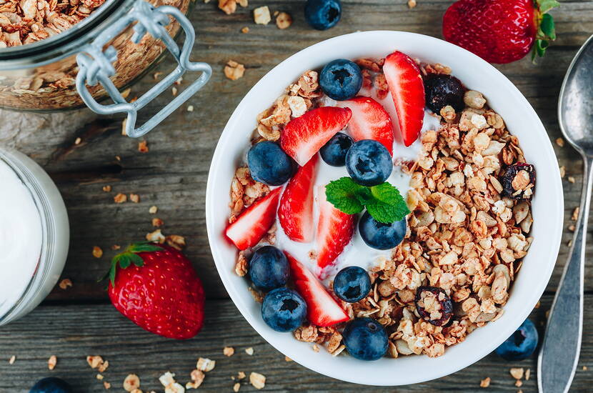 Bereite ein Müesli aus verschiedenen Flocken, Obst oder Beeren der Saison und Naturjoghurt zu.