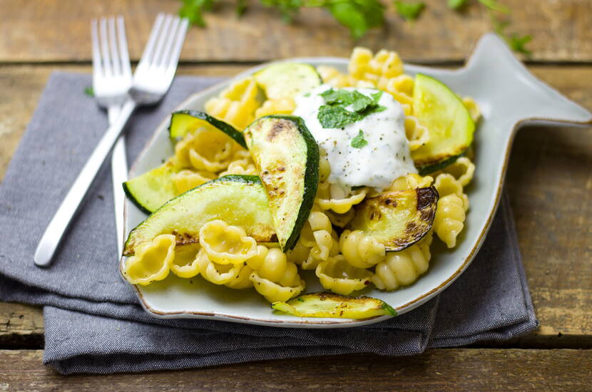 Sommerlich leicht kommt diese Variante daher. Während die Pasta al dente gekocht wird, die Zucchini in dünne Scheiben schneiden und in wenig Olivenöl kurz in der Pfanne anbraten. 