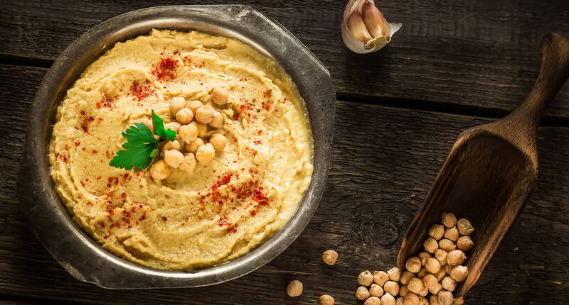 Wunderbar erfrischend lässt unser Orangen Hummus auch an kälteren Tagen Sommergefühle aufkommen. Als leckerer Dip beim Apéro, als Brotaufstrich oder als Beilage zu Fleisch, Fisch oder gekochtem Gemüse das perfekte Rezept für Jung & Alt. Kichererbsen enthalten zudem viel Eiweiss.