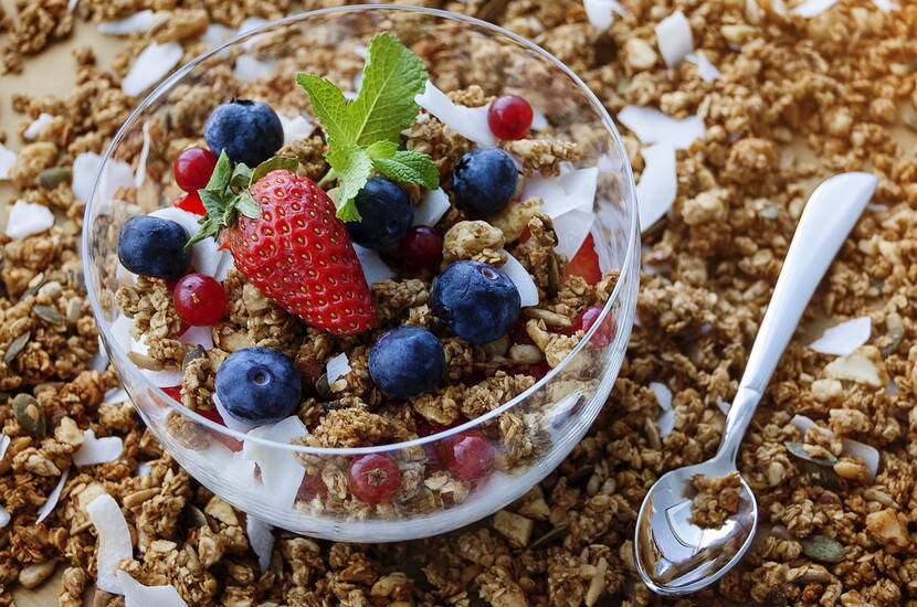 Den besten Start in den Tag machst du mit einem guten Frühstück, z.B. ein feines Birchermüesli mit Haferflocken, Naturjoghurt und Waldbeeren oder Apfelschnitzen.