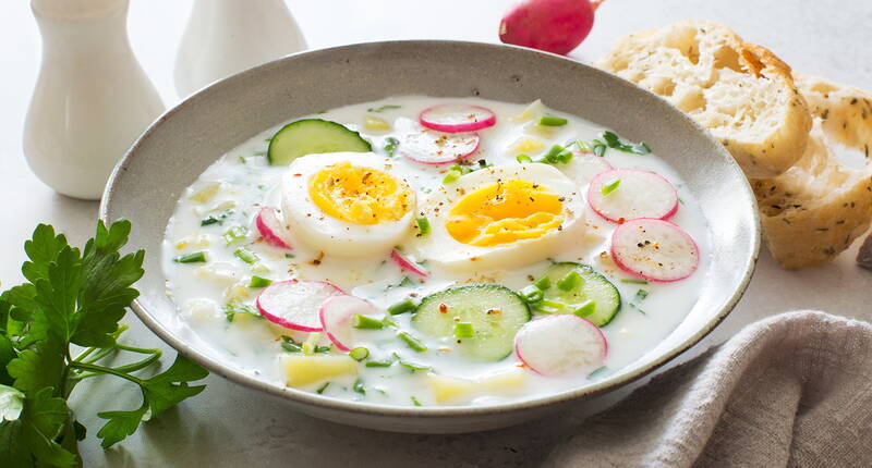 Die kalte Joghurt-Suppe ist die ideale Speise für heisse Sommertage. So nimmst du auf leckere und gesunde Art und Weise genügend Flüssigkeit zu dir.