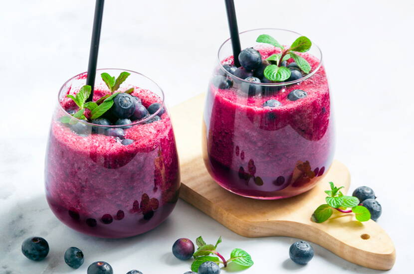 Smoothies d'été - Beaucoup de gens ont de la difficulté à boire suffisamment de liquides tout au long de la journée. Pendant cette phase, vous pouvez simplement vous rabattre sur les délicieux smoothies pour une alimentation saine et saine. Avec nos conseils de préparation et nos recettes, vous êtes assurés de réussir.